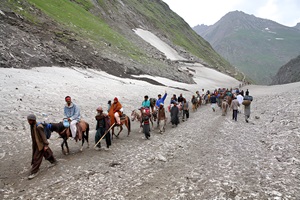 Pilgrims on their way to the Amarnath Cave